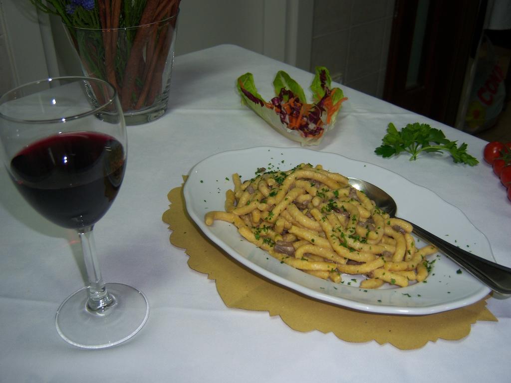 Agriturismo Lo Sgorzolo Pergola Luaran gambar